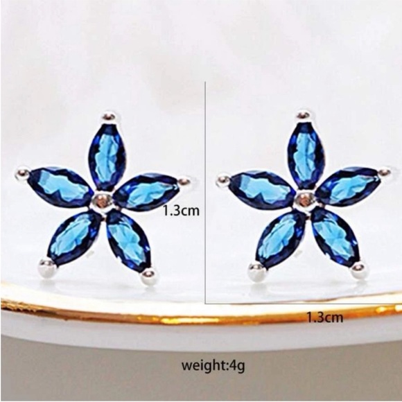 FREE WITH ANY PURCHASE Floral stud earrings - Picture 2 of 4